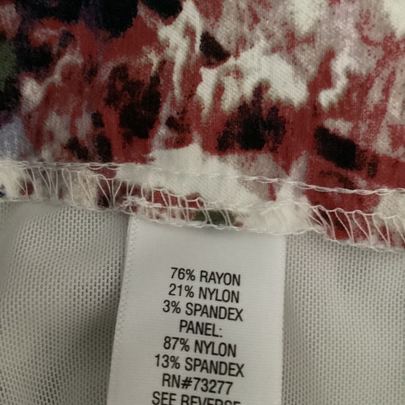 Croft & Barrow stretch pull on print Capri pants - Picture 4 of 5